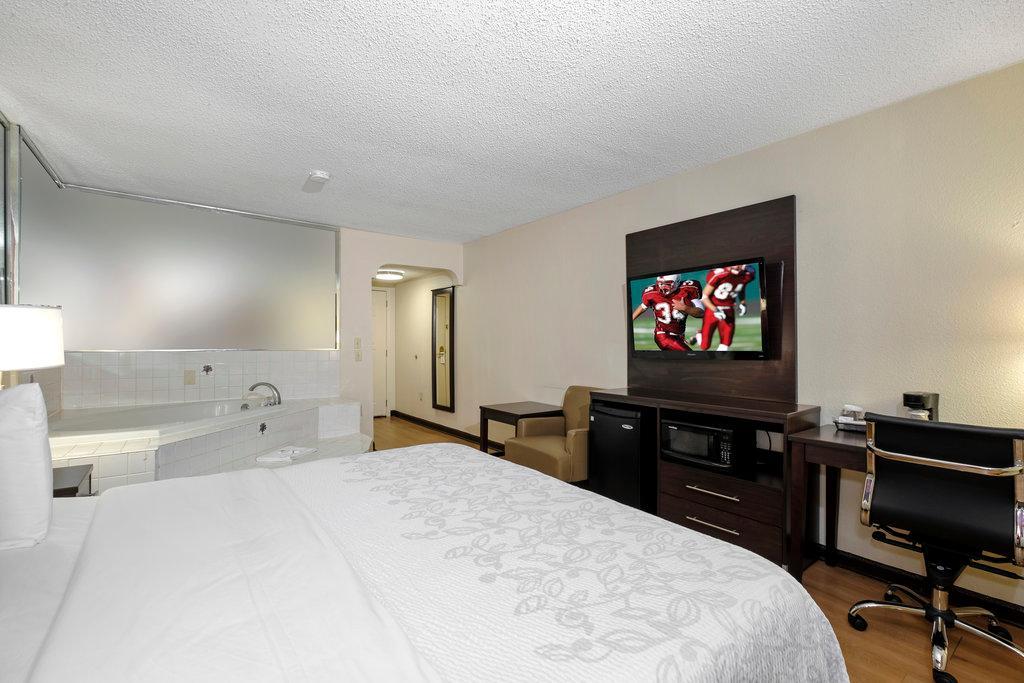 Red Roof Inn Plus+ & Suites Opelika Exterior photo