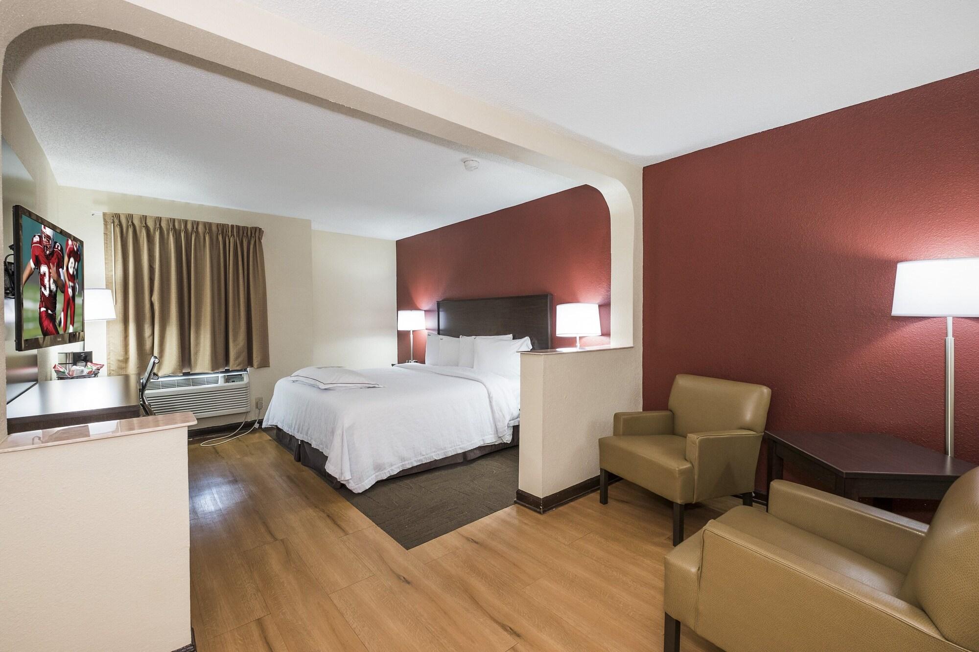 Red Roof Inn Plus+ & Suites Opelika Exterior photo
