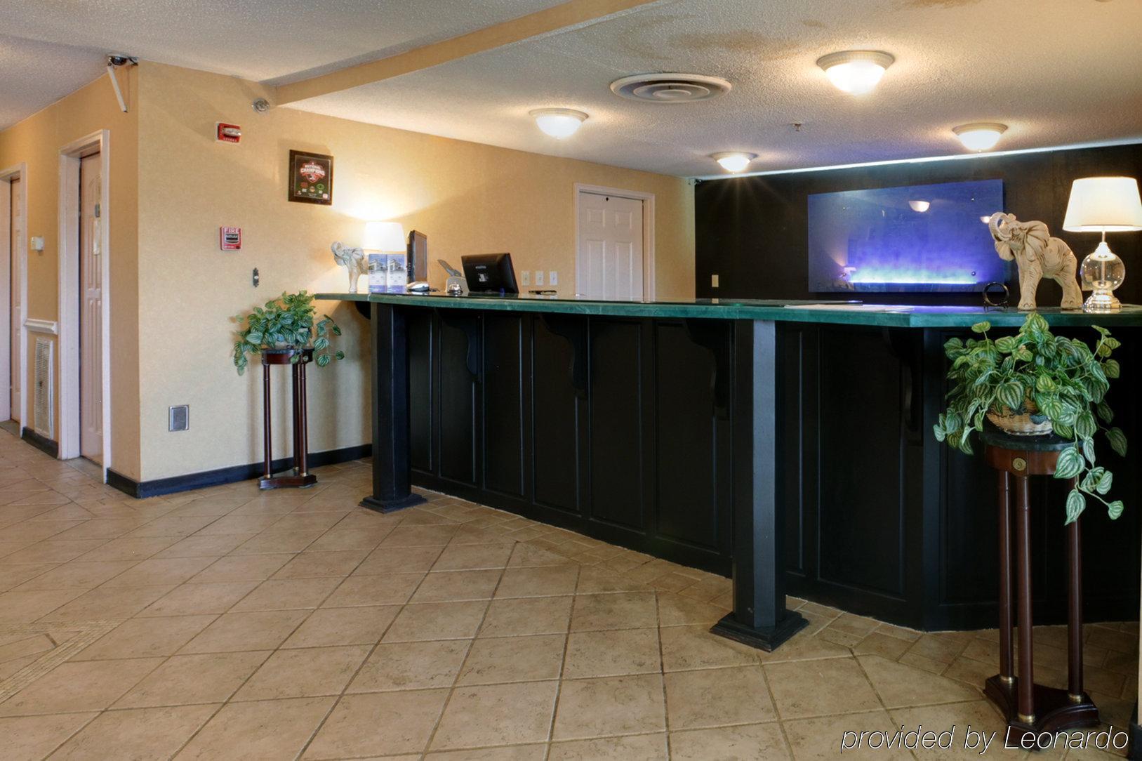 Red Roof Inn Plus+ & Suites Opelika Interior photo