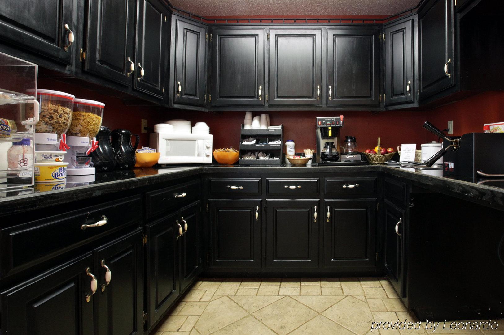 Red Roof Inn Plus+ & Suites Opelika Restaurant photo