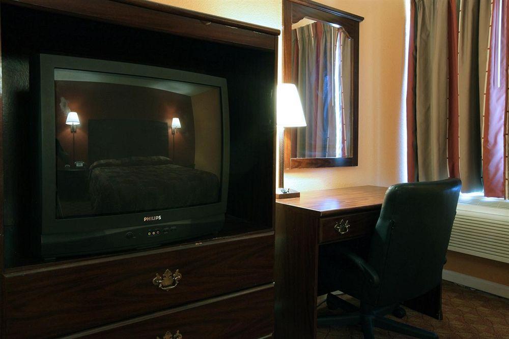Red Roof Inn Plus+ & Suites Opelika Room photo