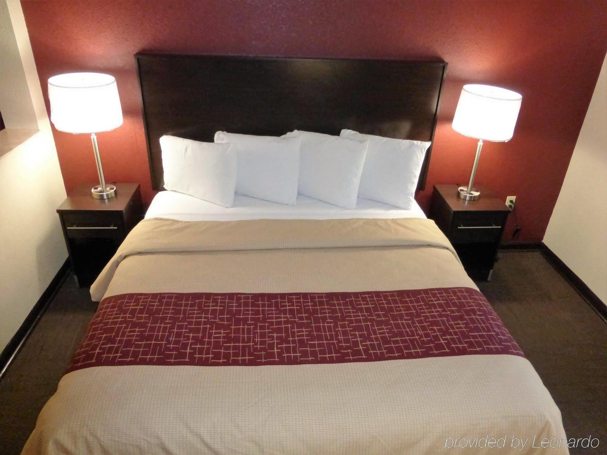 Red Roof Inn Plus+ & Suites Opelika Exterior photo
