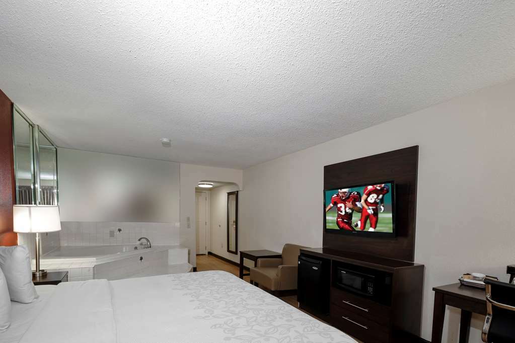 Red Roof Inn Plus+ & Suites Opelika Room photo