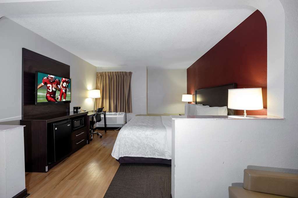 Red Roof Inn Plus+ & Suites Opelika Room photo