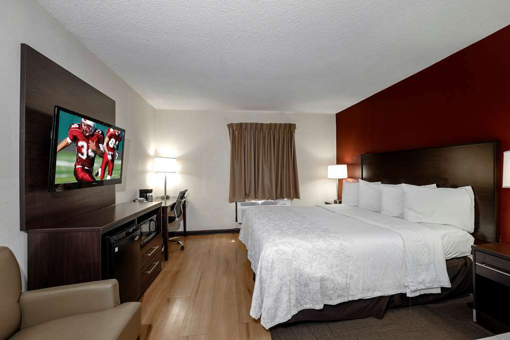 Red Roof Inn Plus+ & Suites Opelika Room photo