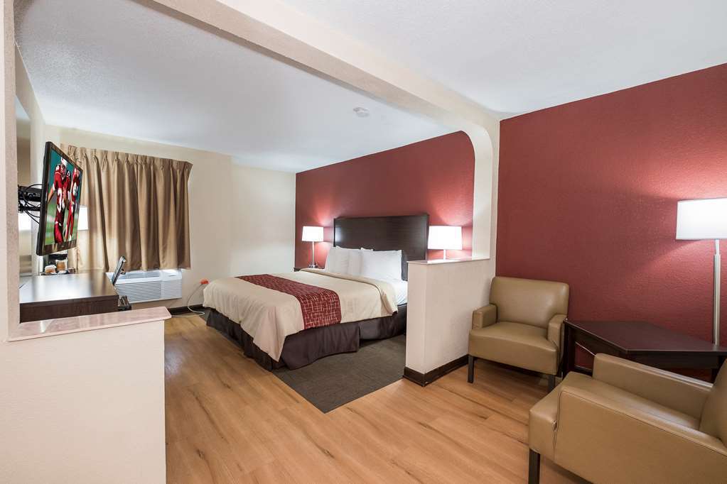 Red Roof Inn Plus+ & Suites Opelika Room photo