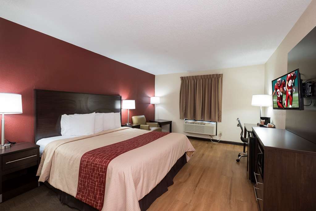 Red Roof Inn Plus+ & Suites Opelika Room photo